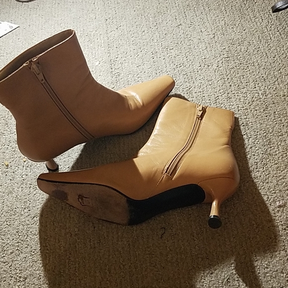 STUART WEITZMAN - Picture 3 of 8